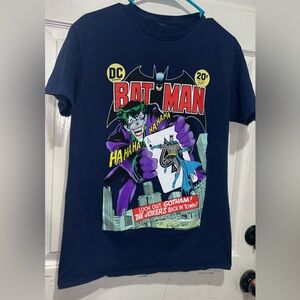 VINTAGE DC BATMAN "THE JOKER'S BACK IN TOWN!" SHIRT SZ M DARK BLUE CHEST IS 19"